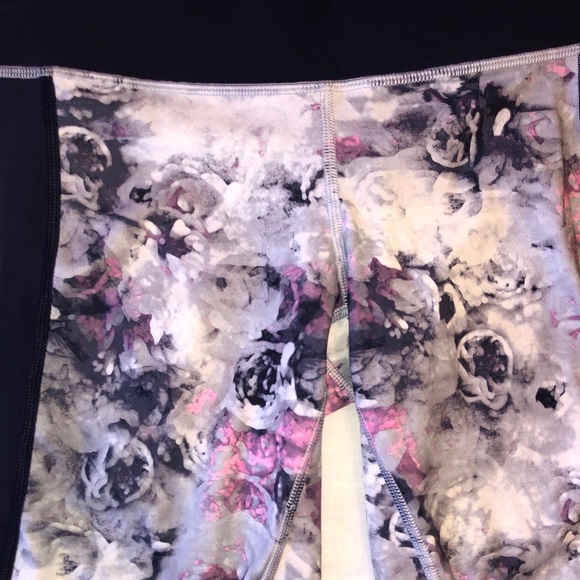 EUC Lululemon Crop 23” Wonder Under Floral Print Leggings Size 6 - Picture 5 of 7